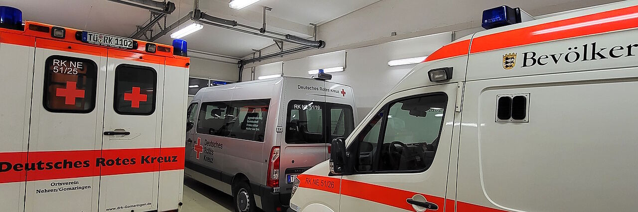 Fahrzeuge des DRK OV Nehren/Gomaringen in der Fahrzeughalle in Nehren Die Fahrzeuge des DRK OV Nehren/Gomaringen in der Fahrzeughalle in Nehren. Von links nach rechts: Krankentransportwagen (KTW) der Bereitschaft, Mannschaftstransportwagen (MTW), Krankentransportwagen Typ B des Bevölkerungsschutz Baden-Württemberg.
