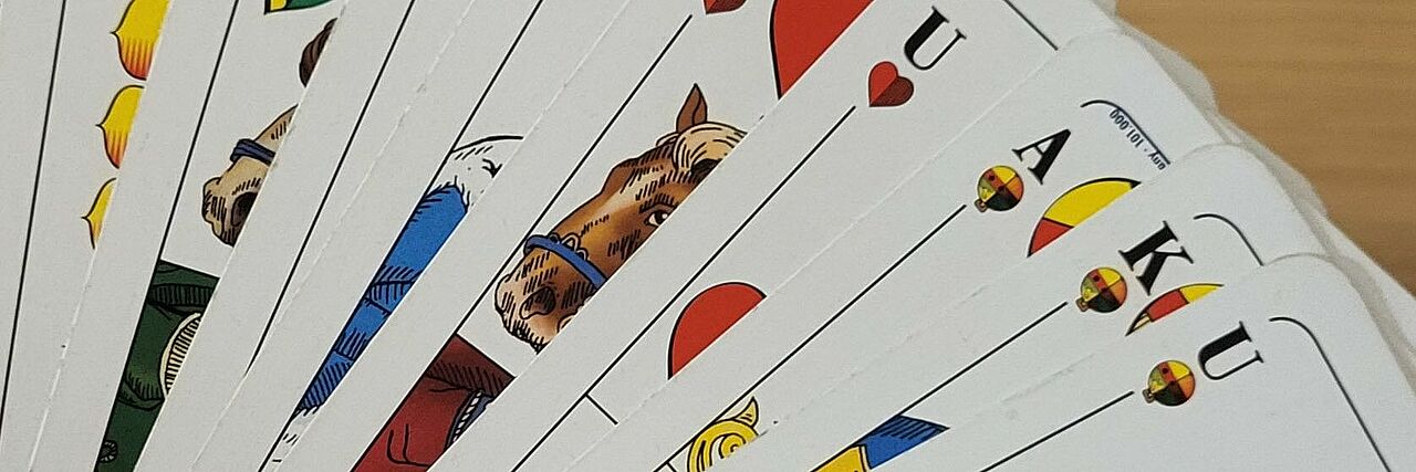 Spielkarten eine Binokelspiels aufgefächert